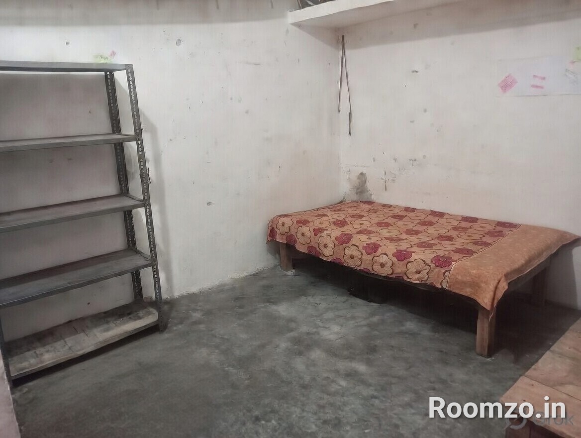 Room near Yashlok Hospital — verified broker-free listing | Roomzo