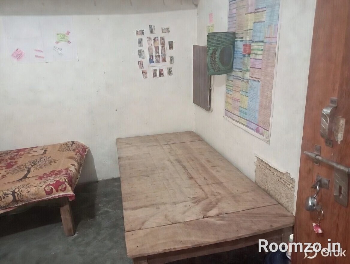 Room near Yashlok Hospital — photo 2 | Roomzo