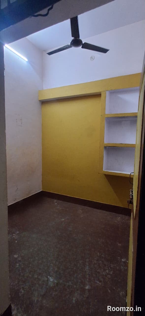 Girls Room for rent in Allahpur