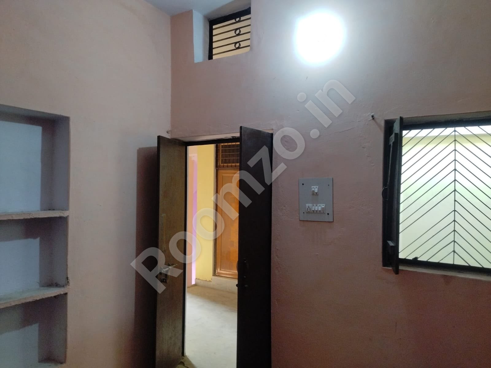 Budget Room for girls and family in Daraganj  — photo 2 | Roomzo