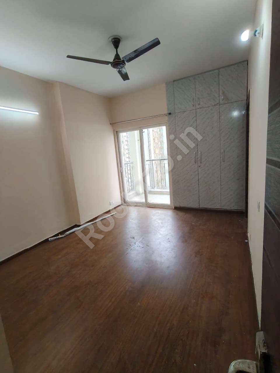 Semi furnished flat in Noida