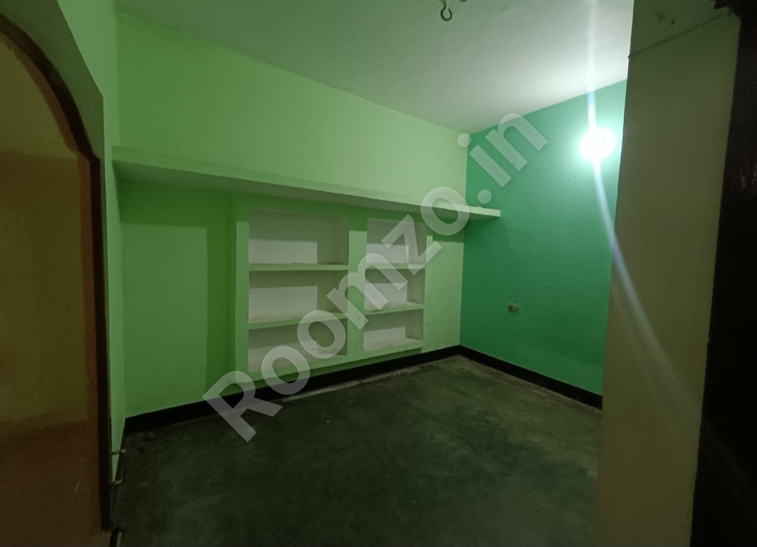 2bhk ground floor main road completely independent