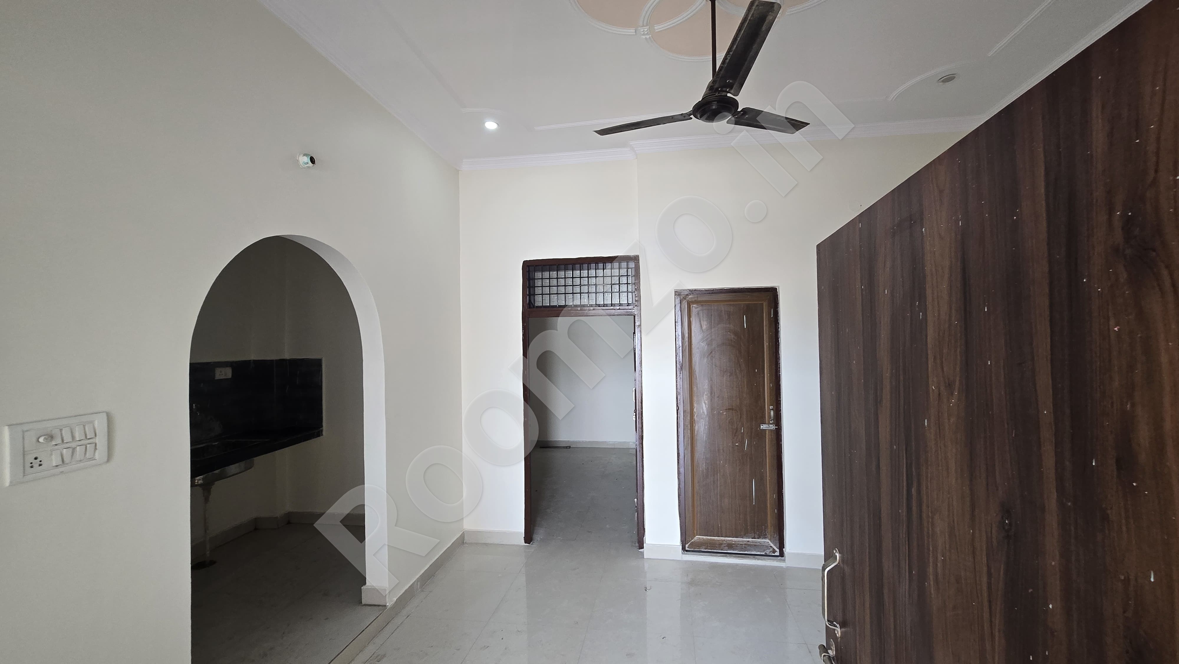 Spacious Flat with attached Balcony in Jhusi — photo 2 | Roomzo
