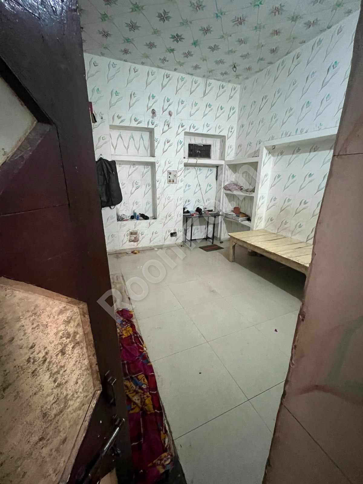 Ready to move Room in Alopibagh — verified broker-free listing | Roomzo