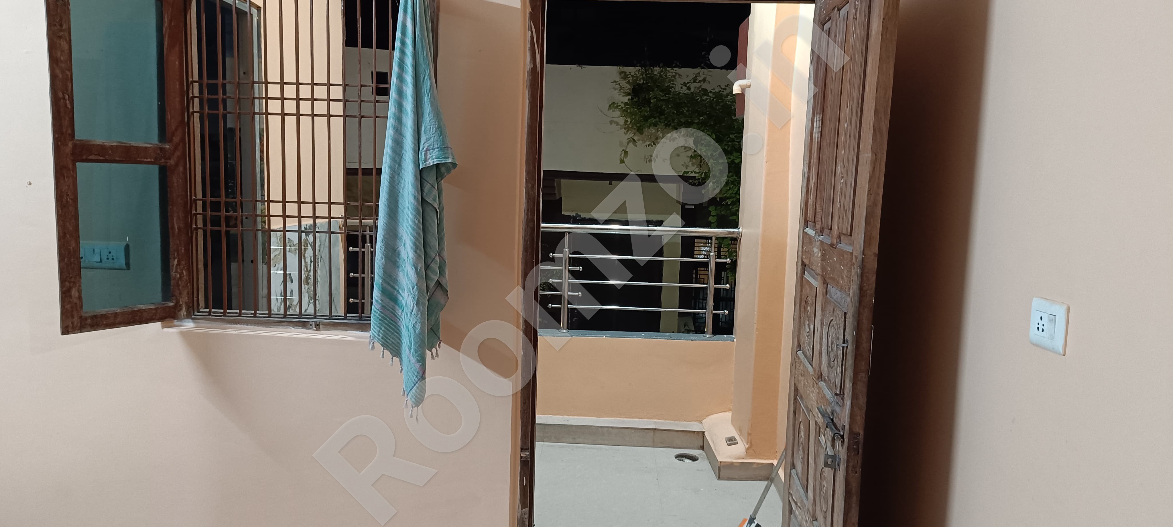 Room with attached balcony in Sunderpur  — verified broker-free listing | Roomzo — photo 2